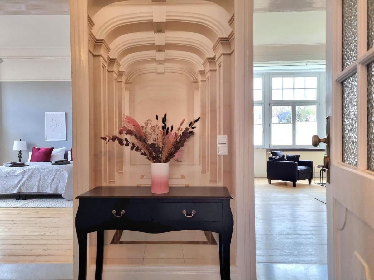 Charysma - Jugendstil Trifft Moderne, Schlafzimmer Mit Smart-Tv, Tischfussball, Darts, Parkplatz Хамелн Екстериор снимка